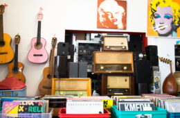 Ein Schallplattenladen aus dem Ruhrgebiet. Gitarren hängen an den Wänden.