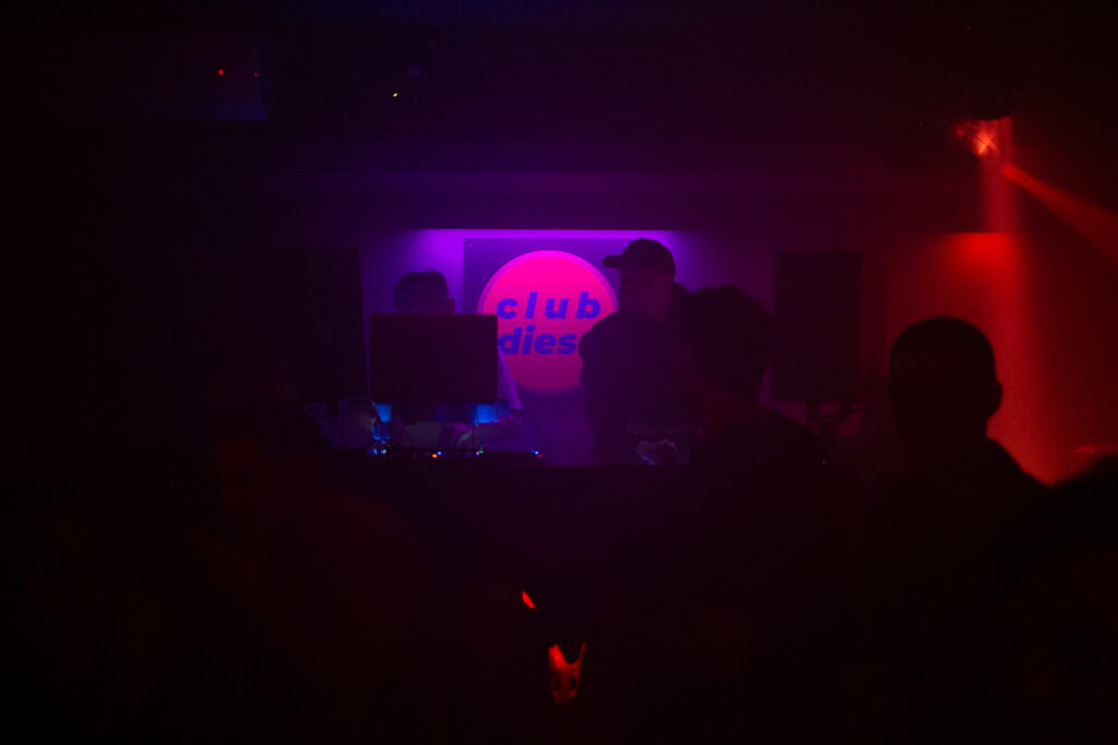 Party-Szene im club diese. Nebel und DJs. 